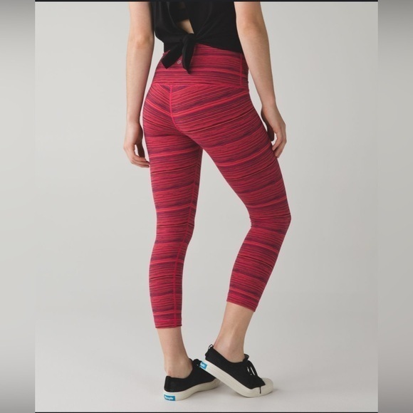 lululemon athletica Pants - Lululemon Size 4 Wunder Under Crop Leggings Cyber Boom Juice Red Yoga Luon